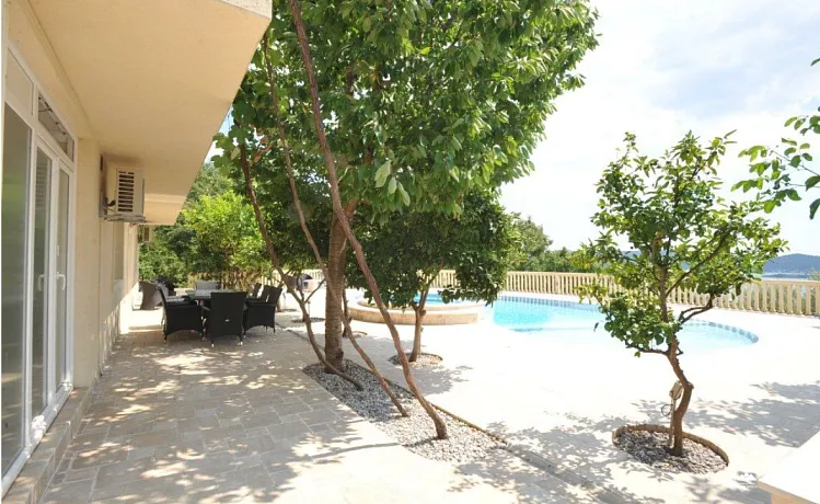 Tivat'ta büyük havuz ve bahçeli nefes kesici villa satılık